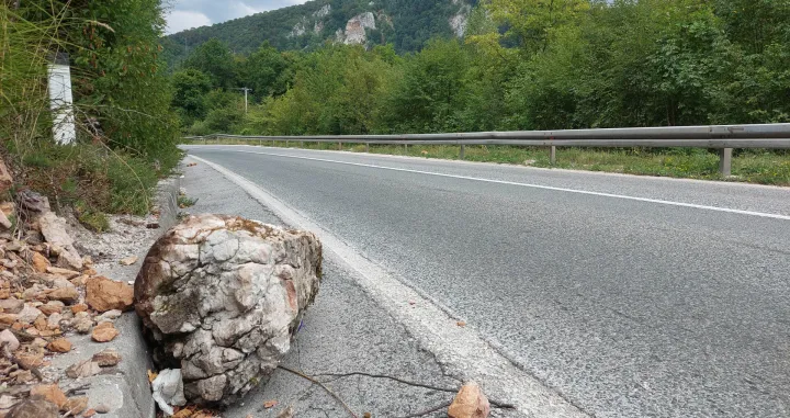Put Satajevo - Foča: oborine i stijene po cesti/Damir Deljo