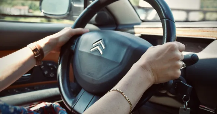 Vozačica, ruke na volanu, vožnja, automobil/Unsplash