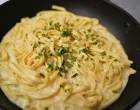 Fettuccine s bijelim lukom i parmezanom//