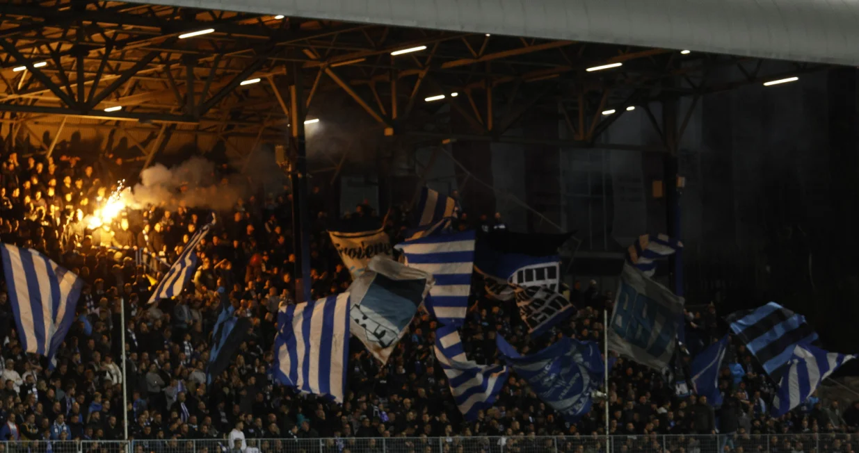 Manijaci na istočnoj tribini stadiona Grbavica/Foto: 