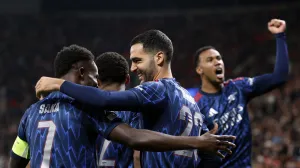 Soccer Football - UEFA Champions League - Slavia Prague v Arsenal - Fortuna Arena, Prague, Czech Republic - November 4, 2025 Arsenal's Mikel Merino celebrates scoring their second goal with Arsenal's Bukayo Saka REUTERS/David W Cerny/Foto: David W Cerny