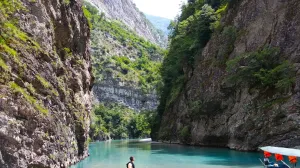 Shala – tirkizna albanska rijeka zbog koje Evropu zovu "novi Tajland"Tirkizna voda, drveni mostovi, pješčane obale i čamci usidreni između litica – prizori koje mnogi povezuju s Tajlandom zapravo se nalaze puno bliže nego što se misli. Rijeka Shala u Albaniji, koju su korisnici društvenih mreža već nazvali "Tajlandom Evrope"Foto: Try locALB/