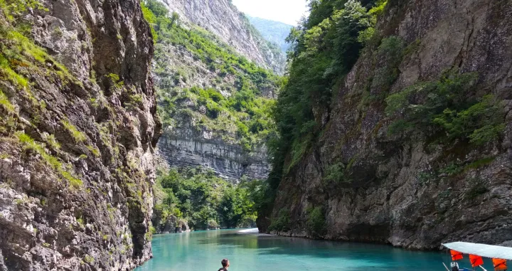 Shala – tirkizna albanska rijeka zbog koje Evropu zovu "novi Tajland"Tirkizna voda, drveni mostovi, pješčane obale i čamci usidreni između litica – prizori koje mnogi povezuju s Tajlandom zapravo se nalaze puno bliže nego što se misli. Rijeka Shala u Albaniji, koju su korisnici društvenih mreža već nazvali "Tajlandom Evrope"Foto: Try locALB/
