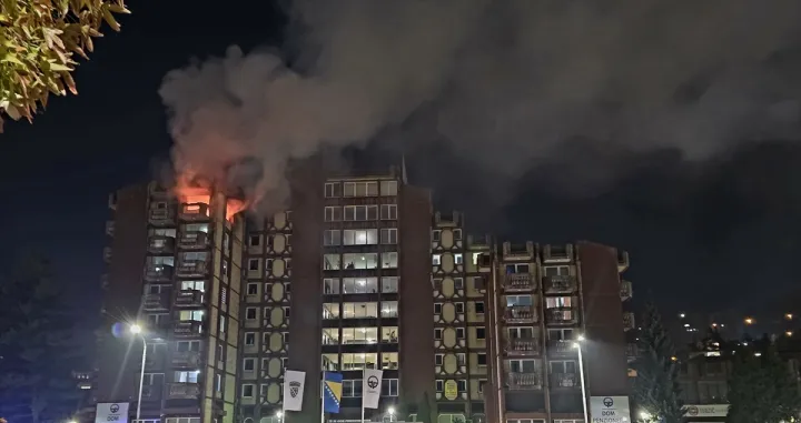 Požar, Tuzla, Dom penzionera, vatrogasci, vatra, policija, spašavanje ljudi/Anadolija