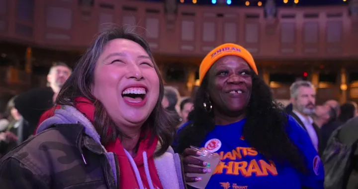 NEW YORK, SAD - 4. NOVEMBAR 2025.Novoizabrani gradonačelnik New Yorka Zohran Mamdani obećao je rano u srijedu ujutro da će ispuniti svoje glavno predizborno obećanje da će najveći američki grad učiniti pristupačnim za svoje stanovnike i time poslužiti kao nacionalni model za kolege demokrate u pobjedi nad predsjednikom Donaldom Trumpom na izborima.Mamdani je poželio svom glavnom rivalu, bivšem guverneru države New York Andrewu Cuomu da se vrati privatnom životu."Neka večeras bude posljednji put da izgovorim njegovo ime dok okrećemo stranicu politike koja napušta mnoge i odgovara samo nekolicini", rekao je nakon što je proglasio pobjedu na izborima za gradonačelnika u New Yorku. (Selçuk Acar - Anadolu Agency)/