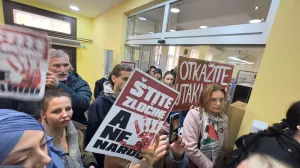 Sarajevo, BiH - 05. novembar 2025: Demonstranti su se okupili u zgradi Kantona Sarajevo kako bi protestovali protiv utakmice košarkaške Eurolige na kojoj će igrati izraelski Hapoel u Sarajevu 06. novembra. (Elman Omic - Anadolu Agency)/Foto: 