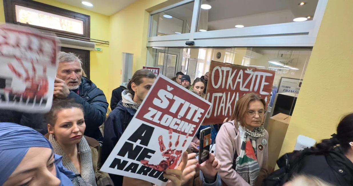 Sarajevo, BiH - 05. novembar 2025: Demonstranti su se okupili u zgradi Kantona Sarajevo kako bi protestovali protiv utakmice ko&scaron;arka&scaron;ke Eurolige na kojoj će igrati izraelski Hapoel u Sarajevu 06. novembra. (Elman Omic - Anadolu Agency)/Foto: 