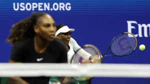 epa10153639 Serena Williams (L) of the USA and her sister Venus Williams (R) of the USA in action Lucie Hradecka of the Czech Republic and her teammate Linda Noskova of the Czech Republic during their first round women's doubles match during the US Open Tennis Championships at the USTA National Tennis Center in Flushing Meadows, New York, USA, 01 September 2022. The US Open runs from 29 August through 11 September. EPA/JASON SZENES/Foto: Jason Szenes