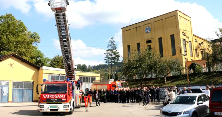 Vatrogasno vozilo sa ljestvama dugim 32 metra/Tuzlanski.ba