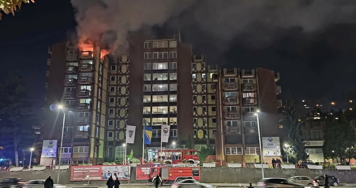 Požar, Tuzla, Dom penzionera, vatrogasci, vatra, policija, spa&scaron;avanje ljudi/Anadolija