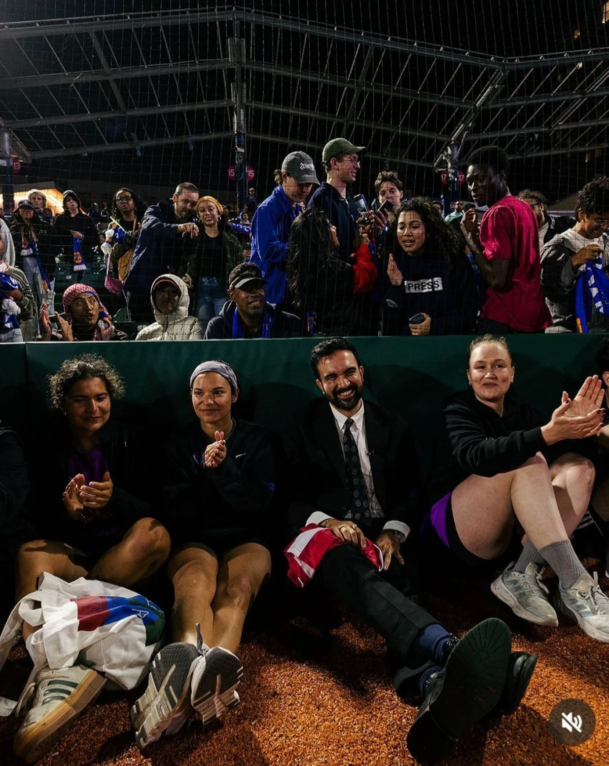 Mamdani sa sportistkinjama/