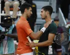 epa09932235 Carlos Alcaraz (R) of Spain celebrates winning against Novak Djokovic (L) of Serbia during their Mutua Madrid Open tennis tournament's semifinal match at Caja Magica sport complex in Madrid, Spain, 07 May 2022. EPA/JUANJO MARTIN/Foto: Juanjo Martin