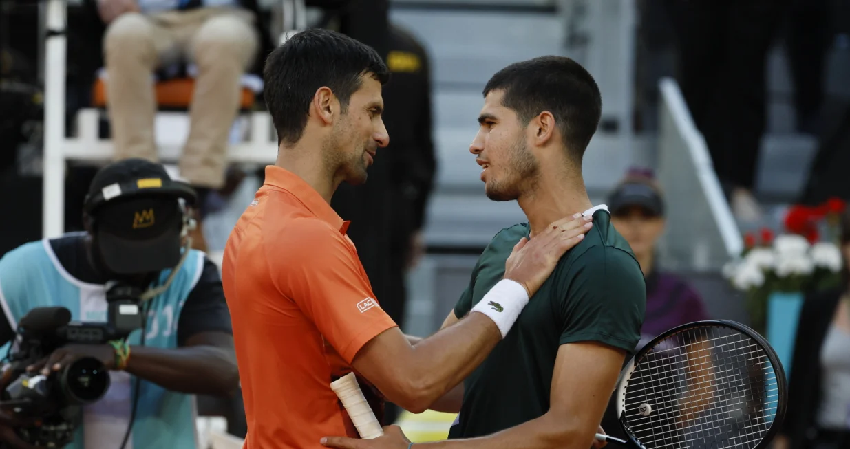 epa09932235 Carlos Alcaraz (R) of Spain celebrates winning against Novak Djokovic (L) of Serbia during their Mutua Madrid Open tennis tournament's semifinal match at Caja Magica sport complex in Madrid, Spain, 07 May 2022. EPA/JUANJO MARTIN/Foto: Juanjo Martin