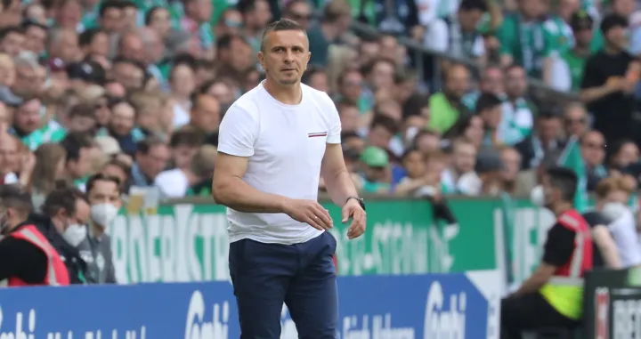 epa09948859 Regensburg's head coach Mersad Selimbegovic during the German Second Bundesliga soccer match between SV Werder Bremen and Jahn Regensburg in Bremen, northern Germany, 15 May 2022. EPA/FOCKE STRANGMANN CONDITIONS - ATTENTION: The DFL regulations prohibit any use of photographs as image sequences and/or quasi-video./Foto: Focke Strangmann