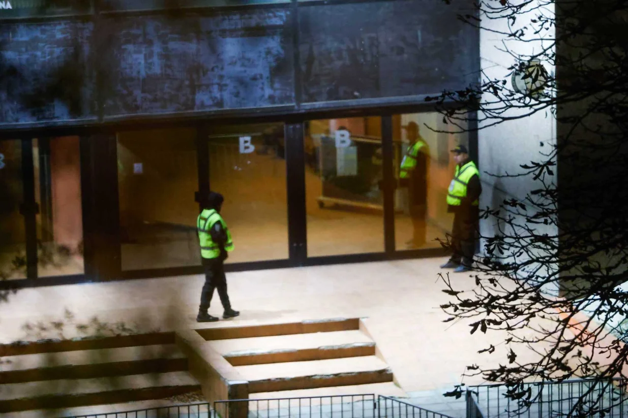 Veliki broj policijskih službenika ispred Zetre/Foto: 