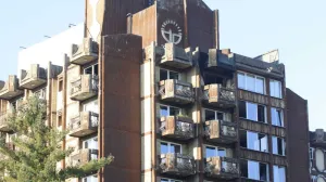 Tuzla, BiH, 5. novembar 2025: Najmanje 11 osoba je poginulo, a viЕЎe od 20 povrijeД'eno u velikom poЕѕaru koji je sinoД‡ oko 20.45 sati izbio na sedmom spratu Doma penzionera u Tuzli (Ahmet Besic - Anadolu Agency)/