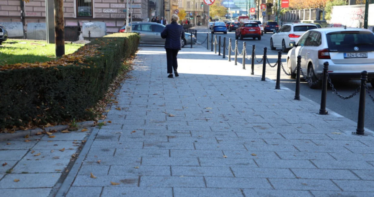 Radovi na sanaciji pje&scaron;ačkog pojasa u Ulici Mar&scaron;ala Tita (lijeva strana), od raskrsnice sa Ulicom Hiseta do pje&scaron;ačkog ostrva ispred Nove banke, uspje&scaron;no su zavr&scaron;eni. Projekat ukupne vrijednosti 511.245 KM finansirala je Općina Centar/Foto: Općina Centar
