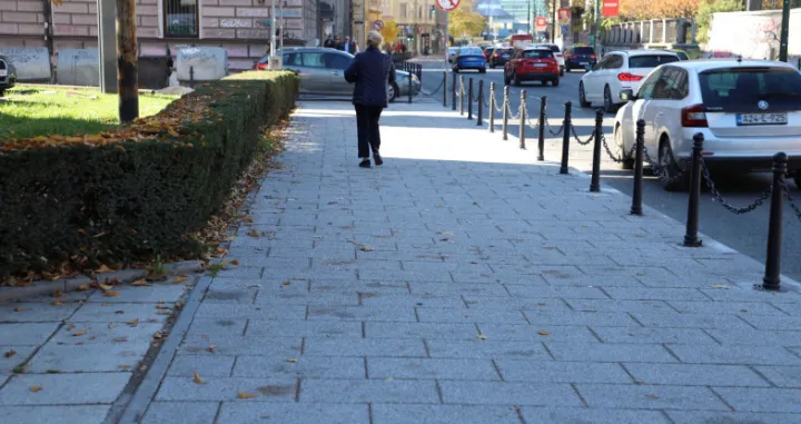Radovi na sanaciji pje&scaron;ačkog pojasa u Ulici Mar&scaron;ala Tita (lijeva strana), od raskrsnice sa Ulicom Hiseta do pje&scaron;ačkog ostrva ispred Nove banke, uspje&scaron;no su zavr&scaron;eni. Projekat ukupne vrijednosti 511.245 KM finansirala je Općina Centar/Foto: Općina Centar