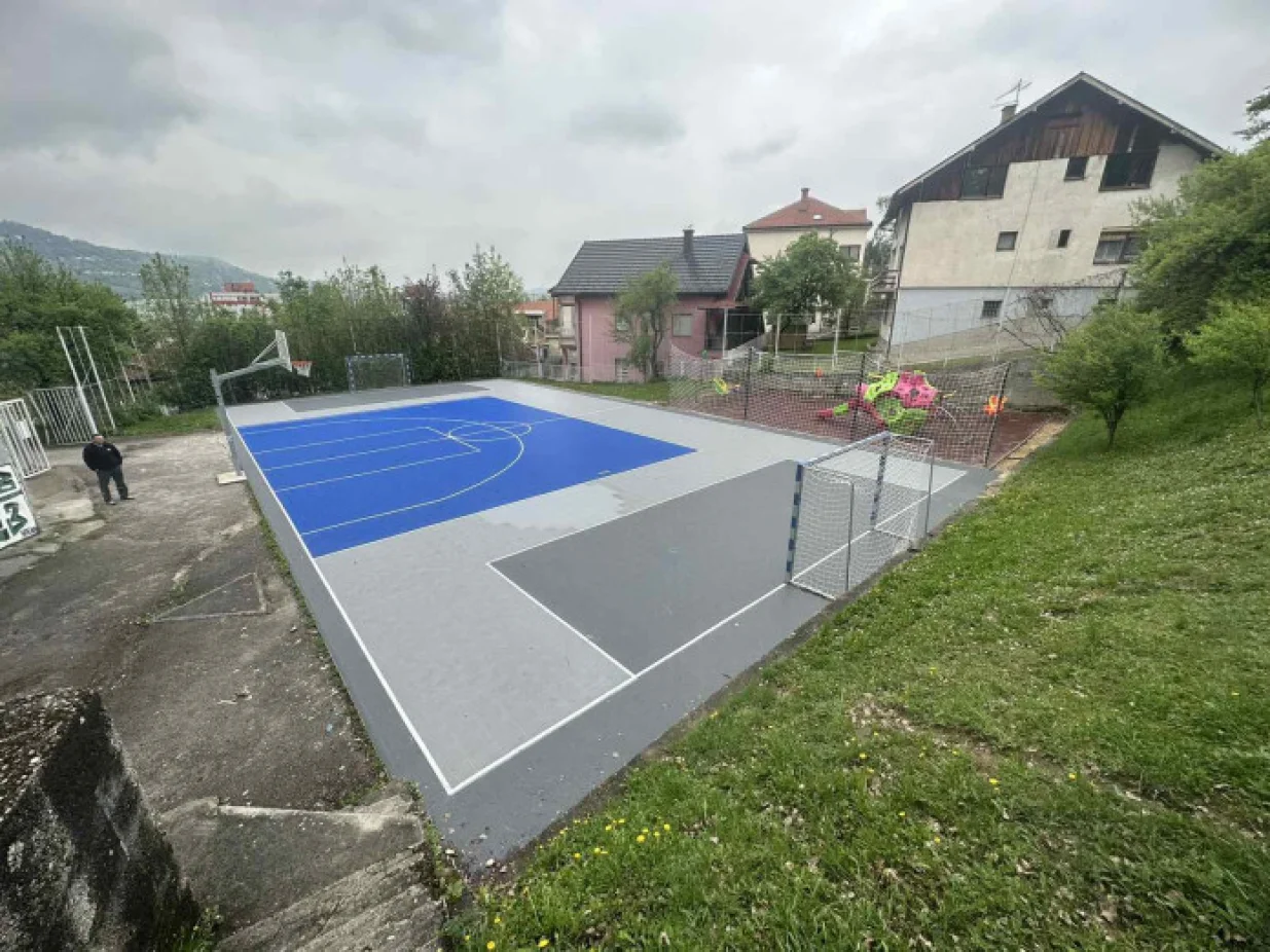 Nakon &scaron;to je novoizgrađeno igrali&scaron;te u dvori&scaron;tu Javne ustanove "Centar za slu&scaron;nu i govornu rehabilitaciju" (ulica Asima Ferhatovića 2) bilo meta vandalskog čina paljenja svega nekoliko sati nakon zavr&scaron;etka radova, promptno su poduzete aktivnosti kako bi se sanirala pričinjena &scaron;teta/Foto: Općina Centar