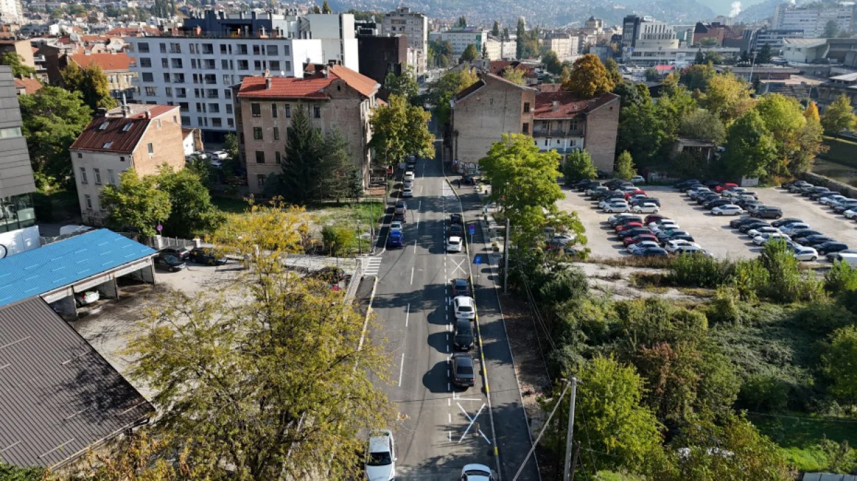 Sanacija dijela Ulice Kotromanića, od raskrsnice sa Ulicom Hiseta do broja 4, uspje&scaron;no je zavr&scaron;ena. Općina Centar je za ovu namjenu iz budžeta izdvojila 147.000 KM, dok je Federalno ministarstvo osiguralo 303.000 KM/Foto: Općina Centar