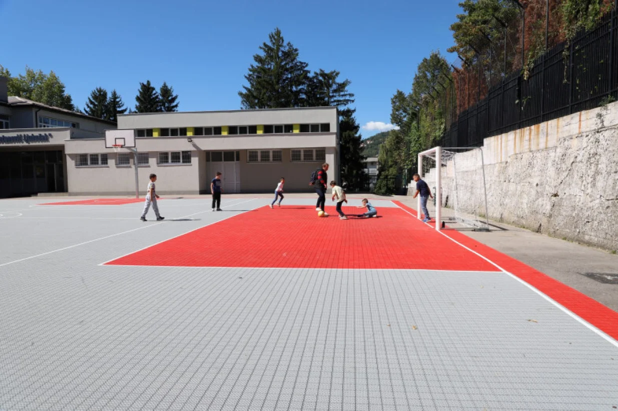 Radnici firme "Flex Invest" d.o.o. Sarajevo zavr&scaron;ili su radove na uređenju sportskog igrali&scaron;ta u dvori&scaron;tu Osnovne &scaron;kole "Mehmed-beg Kapetanović Ljubu&scaron;ak". Za ovaj projekat iz budžeta Općine izdvojen je iznos od 91.944 KM/Foto: Općina Centar