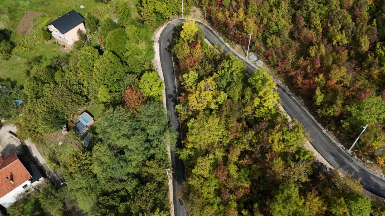 Na lokalitetu zaseoka Gradac na Nahorevu (MZ "Nahorevo") postavljen je prvi sloj asfalta u okviru radova na rekonstrukciji i asfaltiranju nekategorisane saobraćajnice, vrijednih 898.284 KM/Foto: Općina Centar