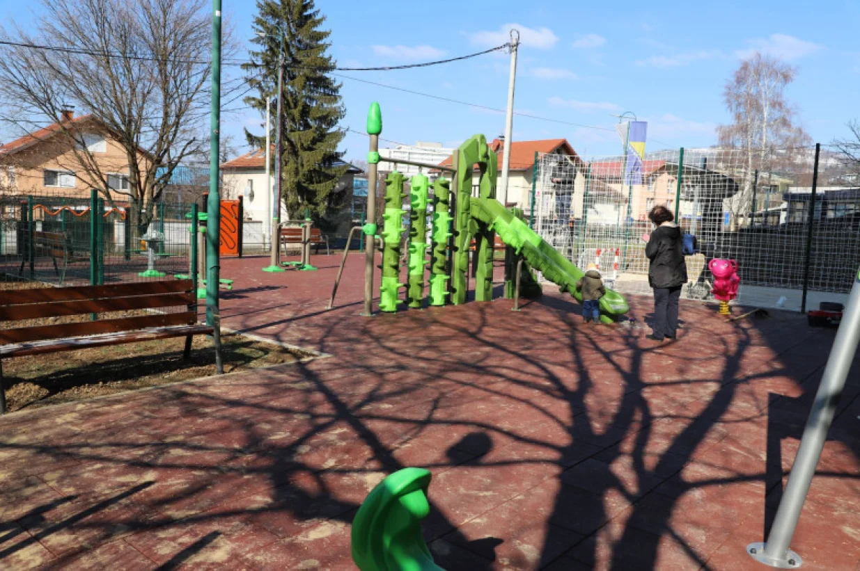 Okončani radovi na uređenju igrali&scaron;ta u Ulici Patriotske lige na području Mjesne zajednice "Ko&scaron;evo II"/Foto: Općina Centar