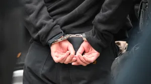 Lisice na rukama/Kyle Mazza