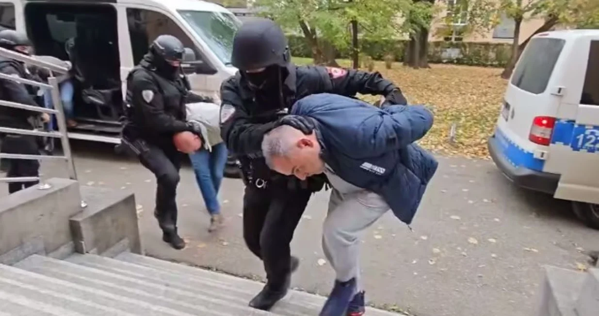 privođenje inspektora iz doboja u tužilaštvo/Screenshot