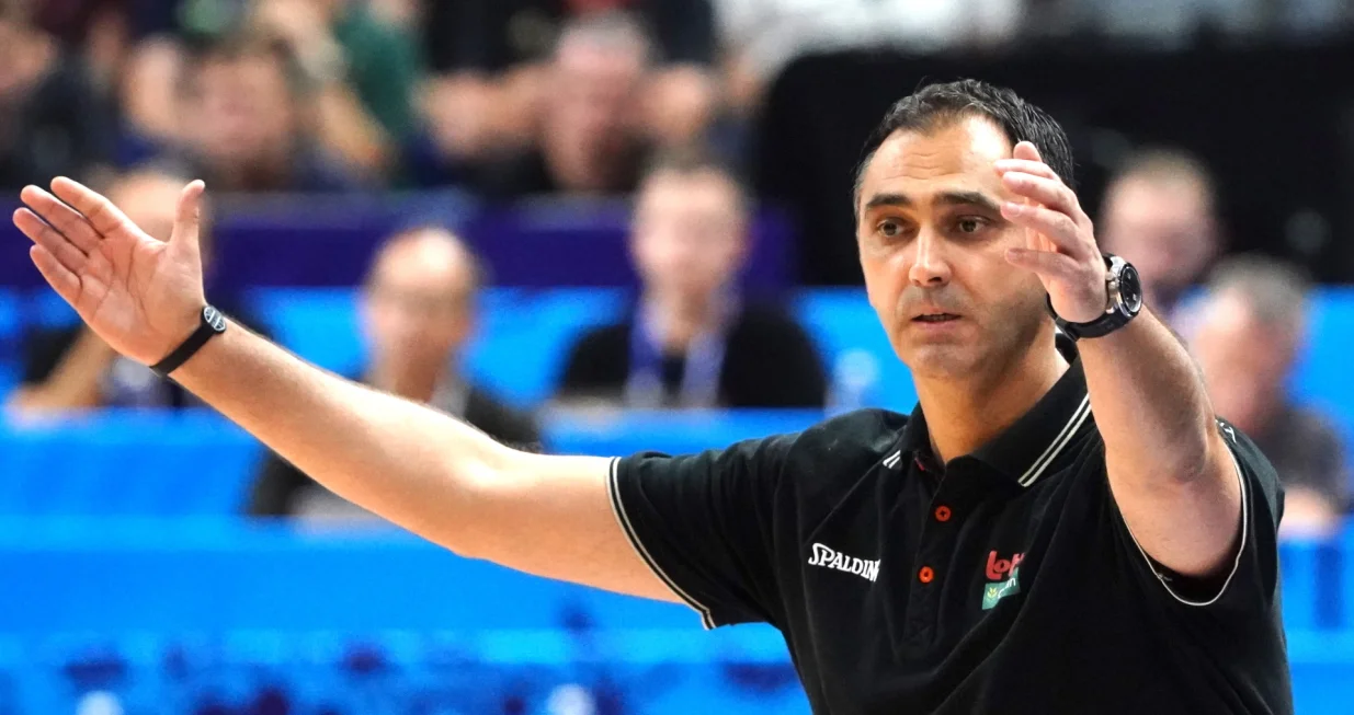epa10175505 Belgium's coach Dario Gjergja gestures during the FIBA EuroBasket 2022 Round of 16 match between Slovenia and Belgium at EuroBasket Arena Berlin, in Berlin, Germany, 10 September 2022. EPA/CLEMENS BILAN/Foto: Clemens Bilan