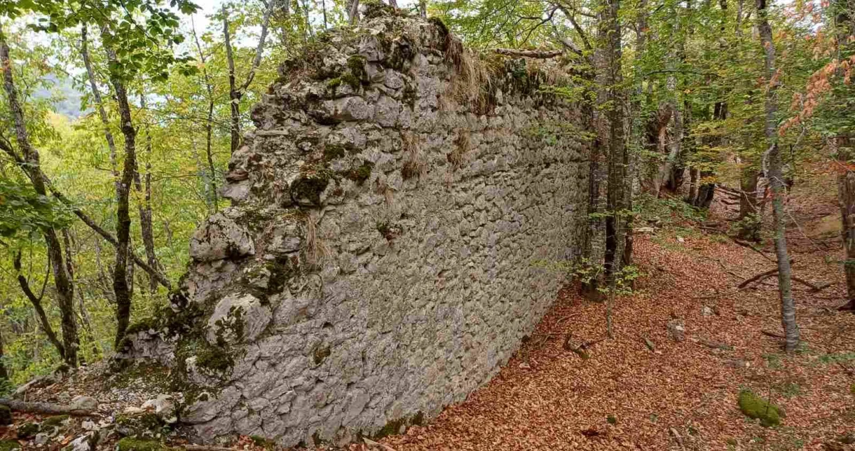 Ekipa Fondacije "Čuvari baštine – Bassania" tokom terenskog obilaska došla je do do sada zaboravljenog i neevidentiranog srednjovjekovnog utvrđenja, poznatog kao Barakov grad, na području općine Višegrad/