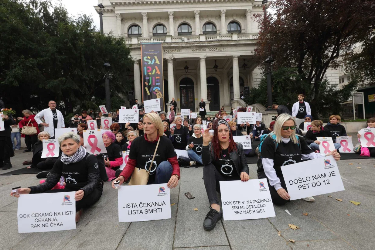 Performans na skupu "5 do 12" ispred Narodnog pozorišta u Sarajevu, u znak podrške oboljelima od karcinoma dojke/Senad Gubelić