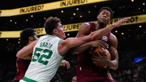 Oct 29, 2025; Boston, Massachusetts, USA; Cleveland Cavaliers forward/guard De'Andre Hunter (12) and Boston Celtics center Luka Garza (52) work for the ball in the second quarter at TD Garden. Mandatory Credit: David Butler II-Imagn Images/Foto: David Butler Ii