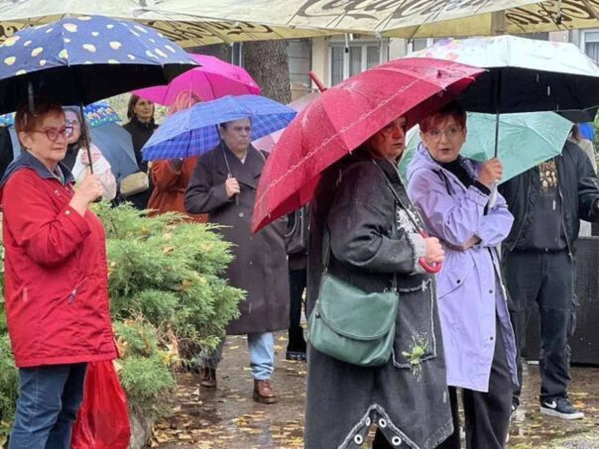 Tuzla, protest građana ispred Uprave policije MUP-a TK, podvođenje maloljetnica i požar u Domu penzionera/Vijesti.ba