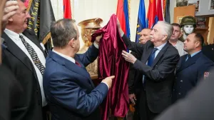 Ivica Dačić s osuđenim ratnim zločincem otkrio bistu komandanta jedinice koja je djelovala u BiH/Screenshot