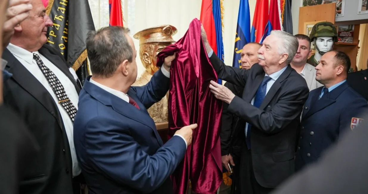 Ivica Dačić s osuđenim ratnim zločincem otkrio bistu komandanta jedinice koja je djelovala u BiH/Screenshot