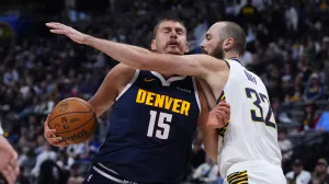 Nov 8, 2025; Denver, Colorado, USA; Indiana Pacers center Jay Huff (32) defends on Denver Nuggets center Nikola Jokic (15) in the second half at Ball Arena. Mandatory Credit: Ron Chenoy-Imagn Images/Foto: Ron Chenoy