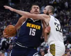 Nov 8, 2025; Denver, Colorado, USA; Indiana Pacers center Jay Huff (32) defends on Denver Nuggets center Nikola Jokic (15) in the second half at Ball Arena. Mandatory Credit: Ron Chenoy-Imagn Images/Foto: Ron Chenoy