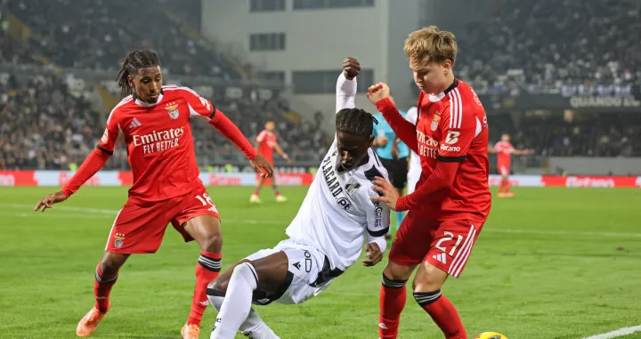 Soccer Football - Primeira Liga - Vitoria Guimaraes v Benfica - Estadio D. Afonso Henriques, Guimaraes, Portugal - November 1, 2025 Benfica's Andreas Schjelderup in action with Vitoria Guimaraes' Vando Felix REUTERS/Rita Franca/Foto: Rita Franca