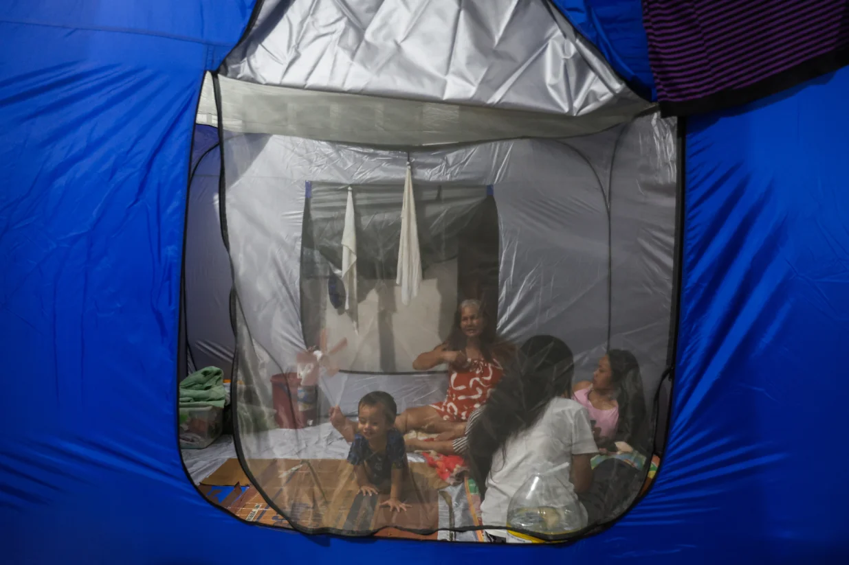 BULACAN, FILIPINI - 9. NOVEMBAR:Putevi i kuće su poplavljeni kada je supertajfun Fung-Wong (Uwan) pogodio zemlju, područje sklono poplavama u Bulacanu, Filipini, 9. novembra 2025. Očekuje se da će tajfun Fung Wong, poznat na Filipinima kao Uwan, donijeti katastrofalne vjetrove i prolomne kiše u zemlju, a vlasti su evakuirale preko 900.000 ljudi iz područja visokog rizika na sigurno. Vremenska prognoza kaže da će tajfun vjerovatno pogoditi ostrvo Tajvan. Ovo se dešava nekoliko dana nakon što je tajfun Kalmaegi izazvao velika razaranja i ostavio skoro 200 mrtvih širom Filipina (Daniel Ceng - Anadolu Agency)/