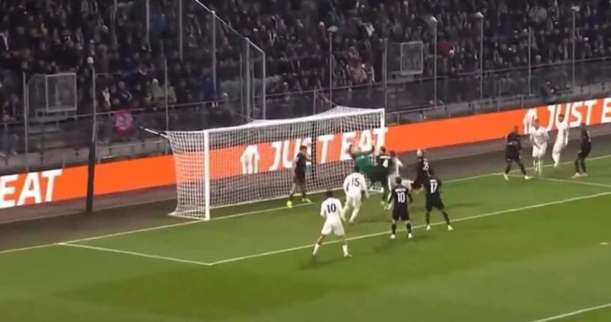 Odličnom reakcijom Malić spasio svoj tim protiv Nottinghama (FOTO: Screenshot)/Foto: 