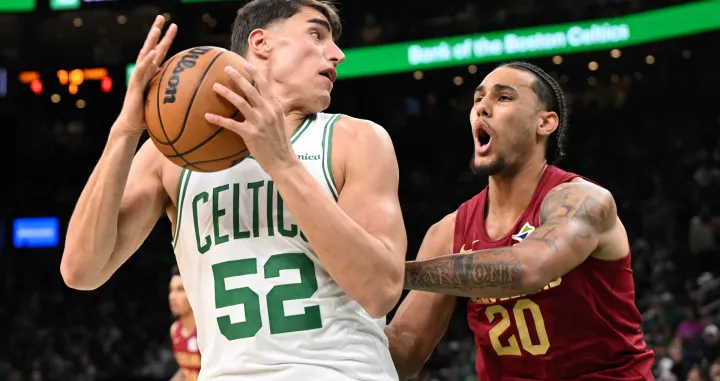 Oct 12, 2025; Boston, Massachusetts, USA; Boston Celtics center Luka Garza (52) drives to the basket against Cleveland Cavaliers guard/forward Jaylon Tyson (20) during the first half at TD Garden. Mandatory Credit: Brian Fluharty-Imagn Images/Foto: Brian Fluharty