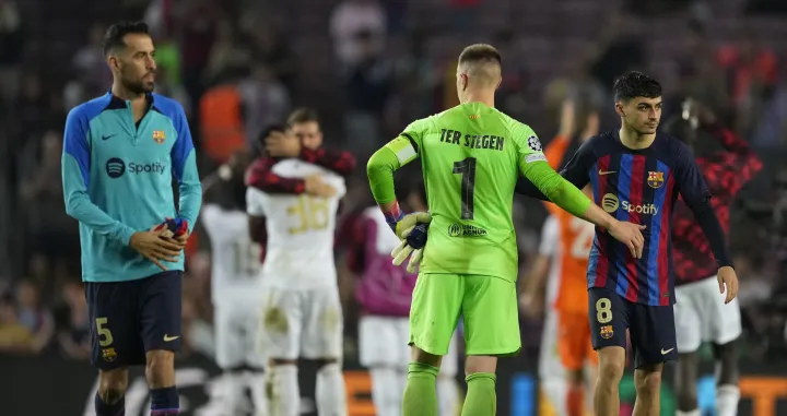 epa10268023 FC Barcelona's (L-R) Sergio Busquets, Ter Stegen and Pedri at the end of the UEFA Champions League group C soccer match between FC Barcelona and FC Bayern Munich at Camp Nou stadium in Barcelona, Spain, 26 October 2022. EPA/Alejandro Garcia/Foto: Alejandro Garcia