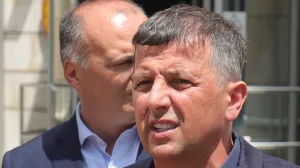 Lider Liste za pravdu i red Nebojša Vukanović pres ispred zgrade Delegacije Evropske unije u Bosni i Hercegovini/Senad Gubelić