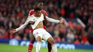 Soccer Football - UEFA Champions League - Liverpool v Real Madrid - Anfield, Liverpool, Britain - November 4, 2025 Real Madrid's Kylian Mbappe in action with Liverpool's Ibrahima Konate REUTERS/Phil Noble/Foto: Phil Noble