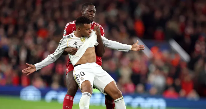 Soccer Football - UEFA Champions League - Liverpool v Real Madrid - Anfield, Liverpool, Britain - November 4, 2025 Real Madrid's Kylian Mbappe in action with Liverpool's Ibrahima Konate REUTERS/Phil Noble/Foto: Phil Noble