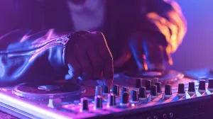 DJ, techno-party/Freepik