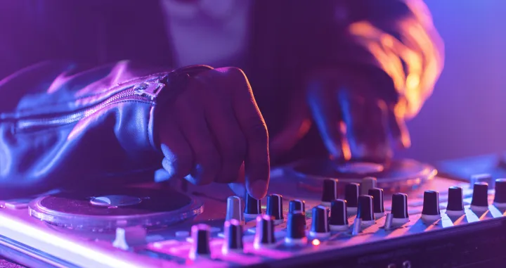 DJ, techno-party/Freepik