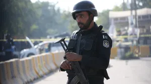 ISLAMABAD, PAKISTAN - 11. NOVEMBAR: Sigurnosne snage poduzimaju mjere na mjestu dogaД'aja gdje je najmanje 12 osoba poginulo, a nekoliko povrijeД'eno u eksploziji ispred sudskog kompleksa u glavnom gradu Pakistana, Islamabadu, 11. novembra 2025. godine. Eksplozija se dogodila na parkingu sudskog kompleksa. Sigurnosni izvori rekli su Anadolu da su tijela 12 Еѕrtava prevezena u lokalnu bolnicu, a 21 osoba je prebaДЌena na hitnu medicinsku pomoД‡. (Muhammed Semih UДџurlu - Anadolu Agency)/