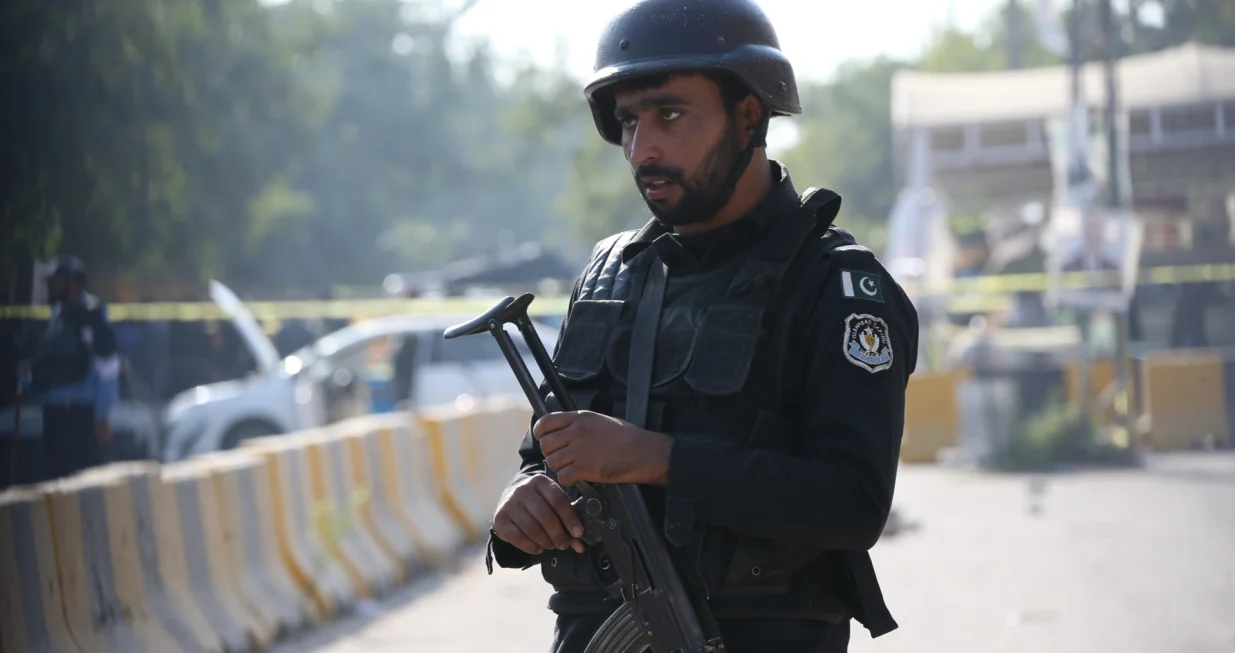 ISLAMABAD, PAKISTAN - 11. NOVEMBAR: Sigurnosne snage poduzimaju mjere na mjestu dogaД'aja gdje je najmanje 12 osoba poginulo, a nekoliko povrijeД'eno u eksploziji ispred sudskog kompleksa u glavnom gradu Pakistana, Islamabadu, 11. novembra 2025. godine. Eksplozija se dogodila na parkingu sudskog kompleksa. Sigurnosni izvori rekli su Anadolu da su tijela 12 Еѕrtava prevezena u lokalnu bolnicu, a 21 osoba je prebaДЌena na hitnu medicinsku pomoД‡. (Muhammed Semih UДџurlu - Anadolu Agency)/